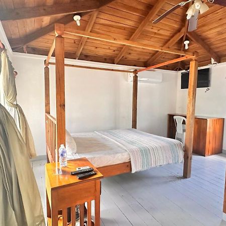 Las Palmas Beach Hotel Dixon Cove 外观 照片
