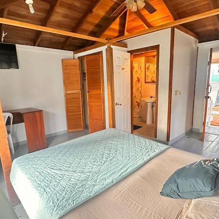 Las Palmas Beach Hotel Dixon Cove 外观 照片