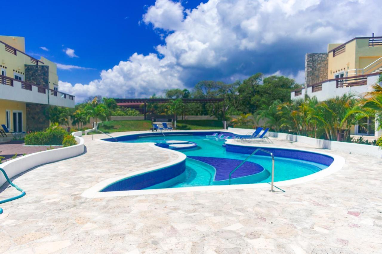 Las Palmas Beach Hotel Dixon Cove 外观 照片