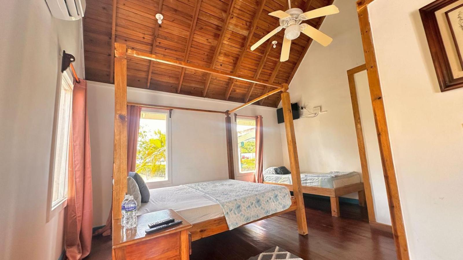 Las Palmas Beach Hotel Dixon Cove 外观 照片
