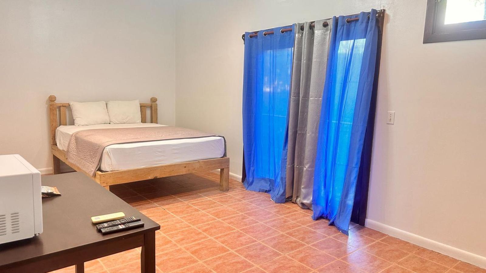 Las Palmas Beach Hotel Dixon Cove 外观 照片