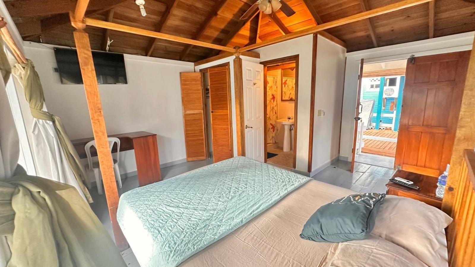 Las Palmas Beach Hotel Dixon Cove 外观 照片