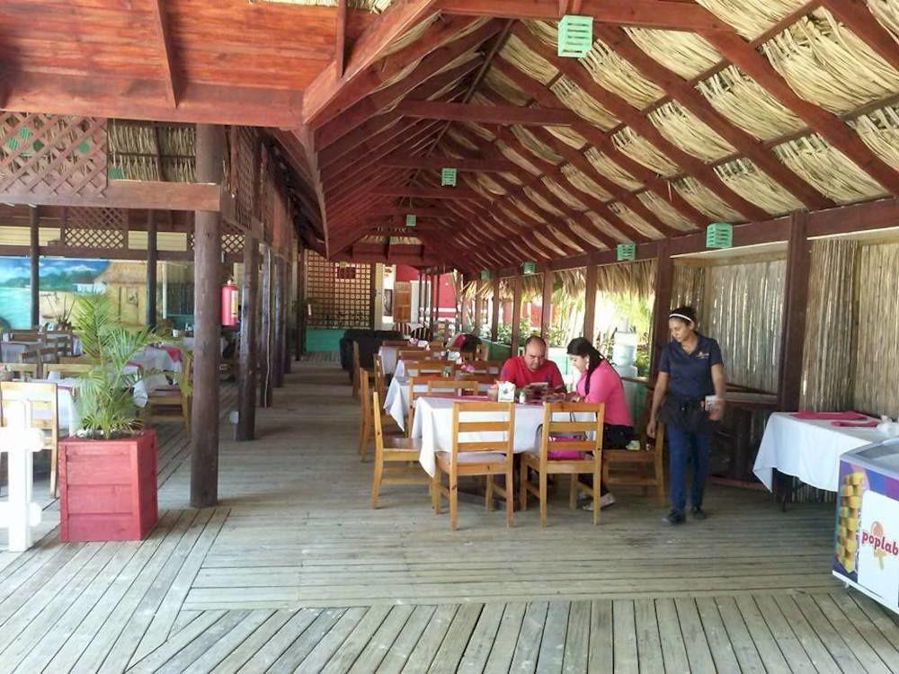 Las Palmas Beach Hotel Dixon Cove 外观 照片