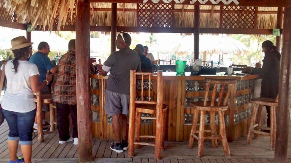Las Palmas Beach Hotel Dixon Cove 外观 照片