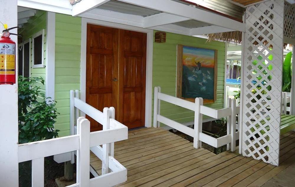 Las Palmas Beach Hotel Dixon Cove 外观 照片