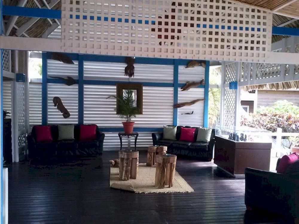 Las Palmas Beach Hotel Dixon Cove 外观 照片