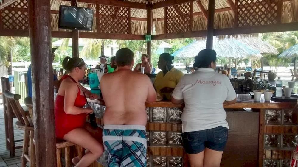 Las Palmas Beach Hotel Dixon Cove 外观 照片