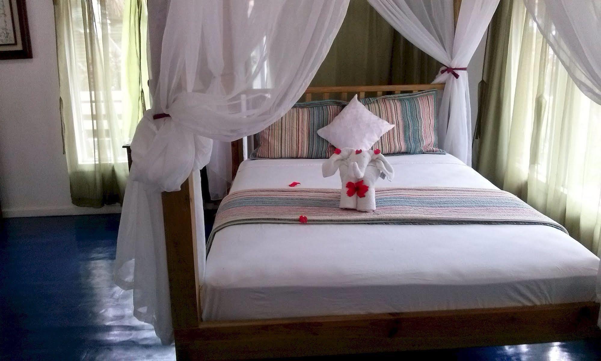 Las Palmas Beach Hotel Dixon Cove 外观 照片