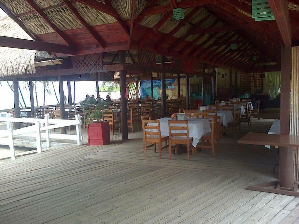 Las Palmas Beach Hotel Dixon Cove 外观 照片
